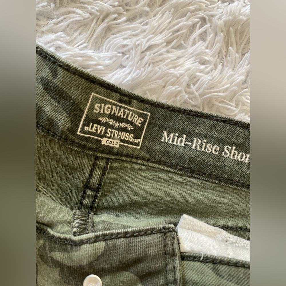 Levi’s Camo Mid Rise Shorts - Picture 4 of 9